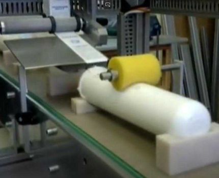 Этикетировочная машина для нанесения этикетки и контрэтикетки на тару сложной формы