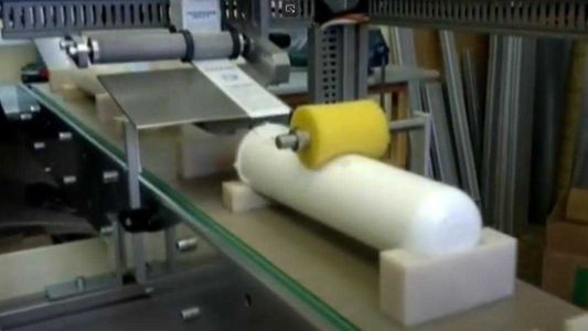 Этикетировочная машина для нанесения одной самоклеящейся этикетки сверху на индивидуальную тару