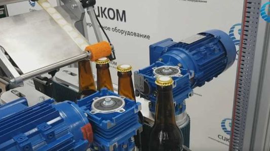 Этикетировочная машина для нанесения этикетки, контрэтикетки и кольеретки на пивные бутылки