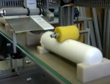 Этикетировочная машина для нанесения этикетки сверху на неустойчивую цилиндрическую тару